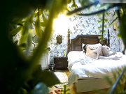 年轻漂亮的翘臀短发美女还在接男友电话就被小情人拉掉裤子各种高难度姿势猛插,阴毛旺的像森林一样.国语!