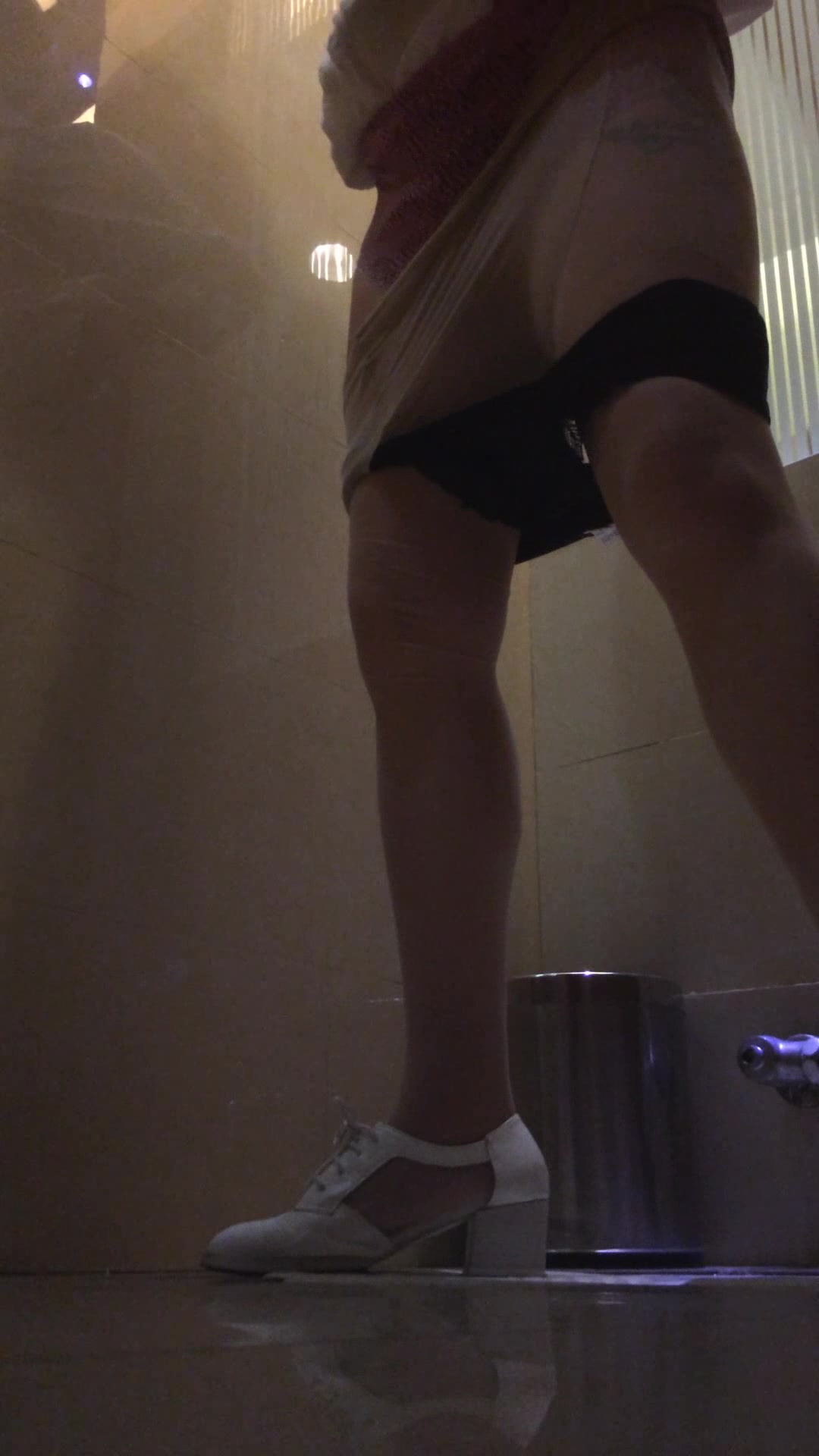 商城厕拍系列 大长腿的长发美女一个接着一个，不看后悔