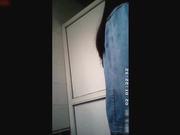 外站流出国内牛人潜入高校女厕近距离偷拍几个漂亮妹子的嫩穴