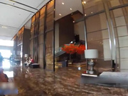 CB站当红华裔美女主播五星级酒店与大鸡巴男友洗澡时从洗手间一直干到天台,出去吃饭时还肛塞了个情趣物品体验刺激,