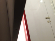 都市丽人精品女装店试衣间偷拍离子烫波浪卷发妹子觉得自己白奶罩不够性感,挑选了一件黑色的