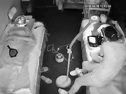 黑客破解美容院的网络监控摄像头偷拍美少妇掰开双腿给逼逼做激光美白护理