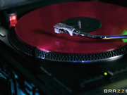 娇小的女DJ骑在大屌上高潮不断