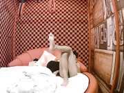 专业情趣炮房年轻小情侣开房爱爱找快活属实激情用打炮椅干亮点是妹子发现有摄像头还问安装它干嘛啊