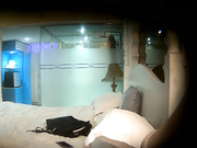 和新女友宾馆开房等她洗完澡就迫不及待把她按倒在床上草干完闻一闻她的骚穴