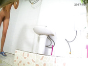 新鼎盛系列阴毛很好看的身材极好的高挑妹子卫生间洗澡擦的很认真