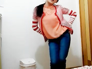 好身材艺校白嫩妹子浴室全裸边唱新年童谣边扭臀晃腰蹦达 还做高难度下腰劈叉