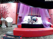 3月份最新流出情趣酒店豪华大房偷拍下午没有课来开房的大学生情侣还挺会玩的估计没少看动作片