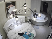 汉奸头型花白发领导大叔艳福不浅套房私会苗条气质小情人鸳鸯浴互搓洗干净回床激情啪啪妹子很骚说用力操我