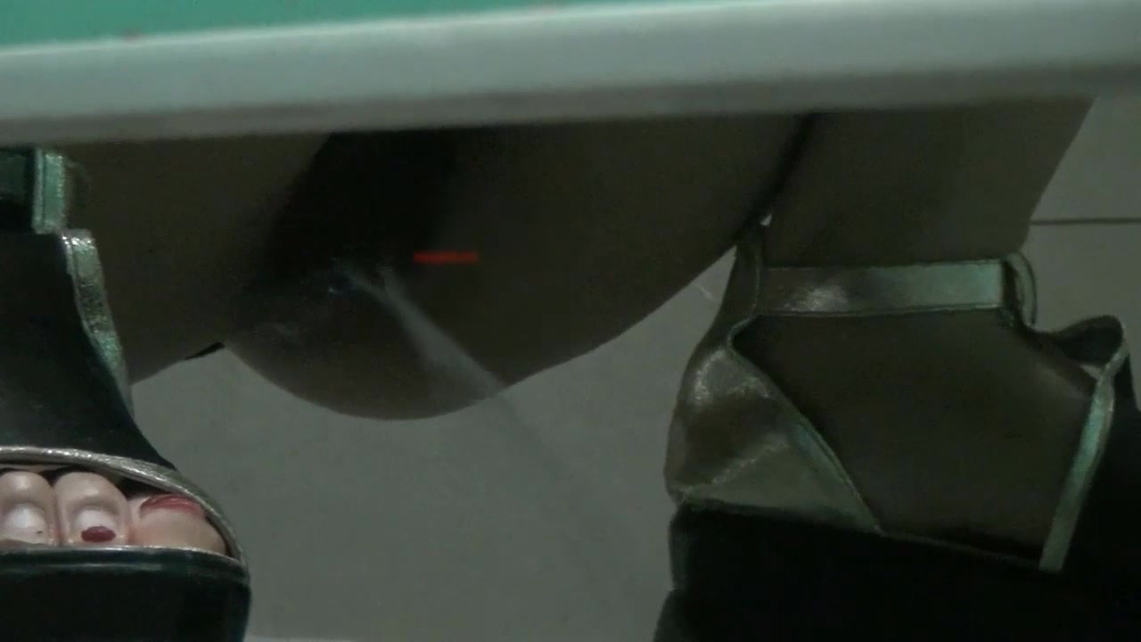 厕拍大神潜入万达广场尾随妹子进女厕偷窥银色丁丁鞋妹子阴唇粘着白带