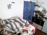 还是那对性趣相投的年轻小夫妻居家卧室床上床下各种啪啪啪瘦弱的老公很生猛干的爱妻急促娇喘叫老公