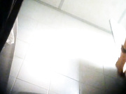 机场偷拍国泰航空空姐专用女厕几个颜值不错的美女嘘嘘