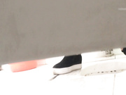 潜入某大厦写字楼女厕偷窥几个年轻妹子同时进来两个闺蜜不知拍哪个手忙脚乱的