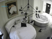 酒店偷拍高颜值年轻美女被中年情人从后面操的受不了了,嚎嚎大叫说不玩了.跑到门后又被拉到床上狠狠干.国语!