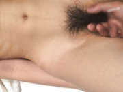 逼小紧致的漂亮美女酒店被鸡巴粗大又长的男友玩弄嫩穴后激烈爆插,包裹的很紧,边干边拍,女说：等下我站不住了!