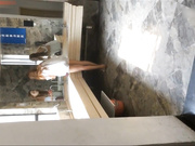 牛人假裝等女朋友酒店大堂廁所偸拍大量美女尿尿