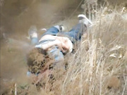 网曝不雅门事件，西安桃花潭公园两学生情侣荒草掩护席地野战，干完用纸巾擦一擦