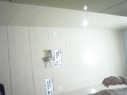 最新商场全景第19部：穿黑色镂空蕾丝内美女店员提裤子时两片肥厚阴唇完全分开了