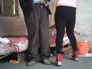 低廉出租炮房保安大叔又来嫖老相好年轻大奶鸡妹聊的挺热乎肉棒也不洗直接就裹嫌干的不过瘾把套拿掉干内射