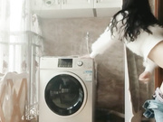 魔鬼身材美女表姐穿着紧身牛仔裤阳台洗衣服时被表弟趁机解开裤子强干,激烈反抗最终被内射,