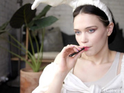 冷艳气质美女兔耳朵白色装 拨开内裤跳蛋塞逼逼带口塞按摩器震动 逼逼微毛很是诱人