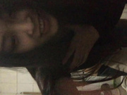 身材不错奶子非常漂亮的艺校兼职妹卫生间洗澡全身穿着黑丝被草援交视频自拍