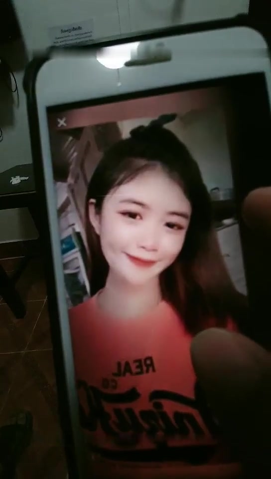 广东修车老司机光头哥《探秘金三角》手机选妹200块包夜大波妹自己干完溜了让兄弟上