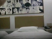 “包夜可以让你多来2次,还是先给钱吧”,漂亮美女小姐谈好价钱后就被中年男扒光衣服掰开双腿狠狠抽插,阴毛又黑又旺