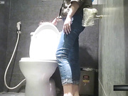 酒吧员女厕固定前拍大概经常喝啤酒的缘故这的妹子都有小肚腩