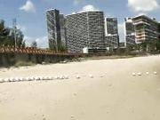 高颜值妹子沙滩边闲逛，找了个没人的地方口交最后口暴