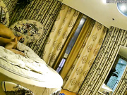 特色酒店蝴蝶房偷拍猴急小伙和少妇偷情衣服都未脱就压着人家啃个不停