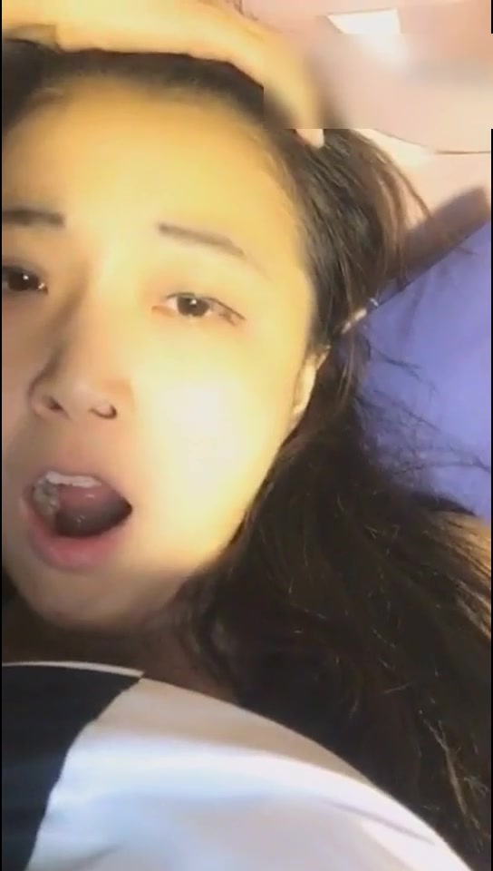 重磅福利以前一直绿播的极品美女小歪玩大尺度黄瓜插B插出白浆对白清晰