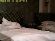 和宵夜喝的有点高的女同事去酒店开房中途去卫生间打电话回家报平安