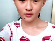 高清露脸可爱妹纸长着一个大美人痣 才艺展示先唱一首歌曲 然后脱光衣服展示身体 乳房圆圆的阴毛性感