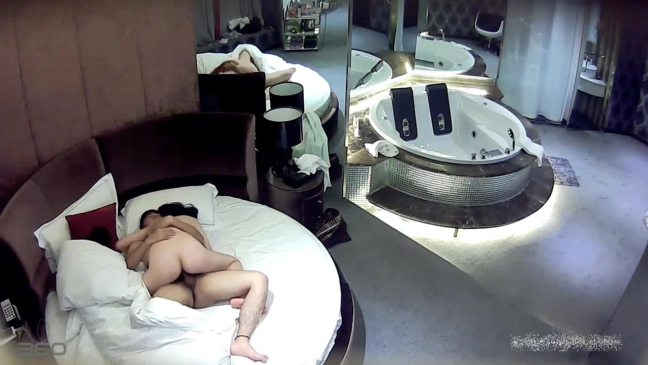 水滴摄像头偷拍情趣酒店豪华套房年轻小情侣啪啪