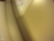 女偷拍客潜入浴室更衣室近距离偷拍几个身材不错的年轻妹子换衣服