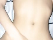 00后苗条身材妹子和男友啪啪，撸硬躺着抽插边操边和别人语音聊天，后入特写屁股非常诱人