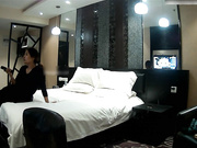 时尚性感的美女销售为了业绩上班时间约客户酒店见面啪啪,胸大毛旺被各种猛操,看样子是把客户伺候舒服了!