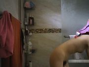 色房东低价租房给漂亮美眉浴室偷放摄像头偷窥人家洗澡这妹子下面毛不是一般多性欲一定很强