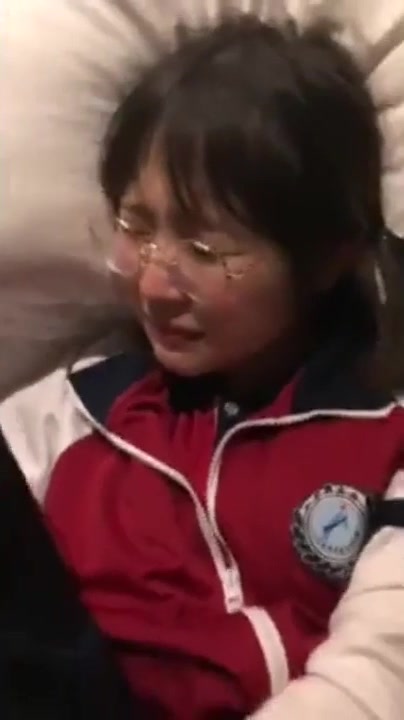 眼镜高中嫩妹子和男友偷吃禁果破处拍视频流出