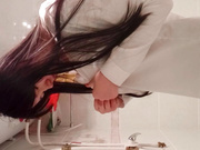 【全網首發】【浴室偷拍】出租房拍到兩個妹子洗澡更衣 真實不錯的顏值看得欲火焚身～原版高清