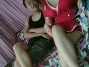 《户外找站街女》零零后小伙路边按摩店找按摩女体验姐姐会错意思说舔很脏到出租屋吃快餐_ev