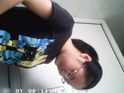 大胆坑神潜入某大学校园藏匿隔间多镜头偸拍年轻学生妹们大小便最后的美眉稀疏的阴毛粉嫩小穴很诱人