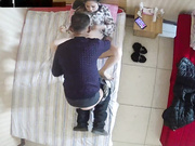 賓館鐘點房拍攝到的中年大叔和騷婦情人開房偷情 貌似幹到一半就軟了只好擼雞巴幹 1080P高清
