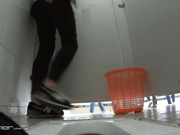 角度刁钻国内某高校女卫定点高清偸拍学生妹下课后匆忙来方便一个接一个大白屁股圆润丰满1080P超清