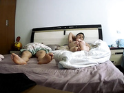 家庭摄像头被黑偸拍骚妻午睡脱个精光分开腿无毛穴门大开清晰可见色大哥用手机拍照保存然后扶屌旋转式操直接给干醒