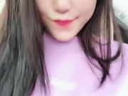 红极一时的清纯玉女【想想】粉红伊人户外和男友车震，滑滑的 想插进来吗，不想 万一有人呢，指尖撩拨舌头滑过，骚活