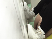 國內廁拍大神潛入某大廈禮儀培訓機構公共女廁偷拍美女少婦如廁噓噓 貌似連打電話內容都聽得清清楚楚 1080P原版高清