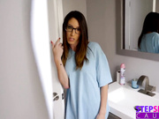 在妈妈眼皮底下让继父爆射