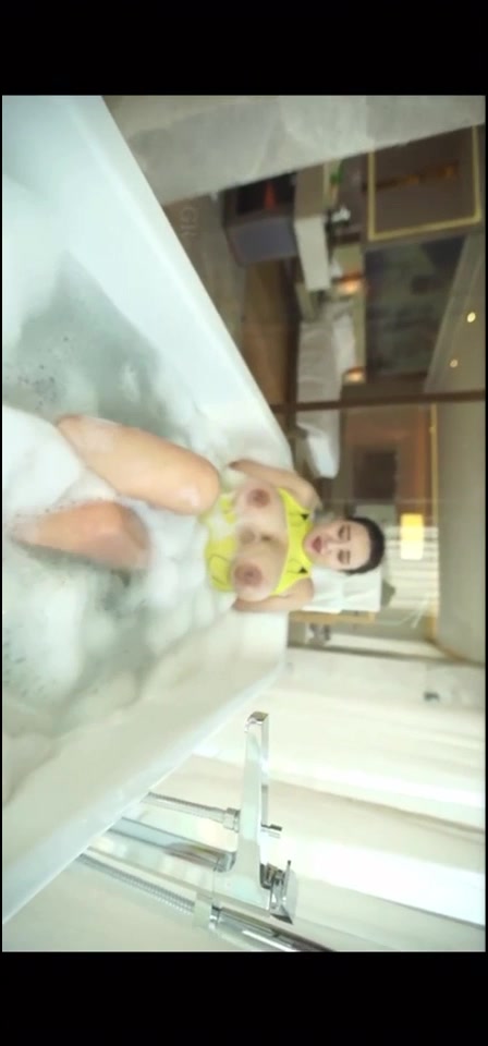 推特极品乳神陈陈chen1996H福利视图整理合集跪着给摄影师裹鸡巴+视频61V整合2V2